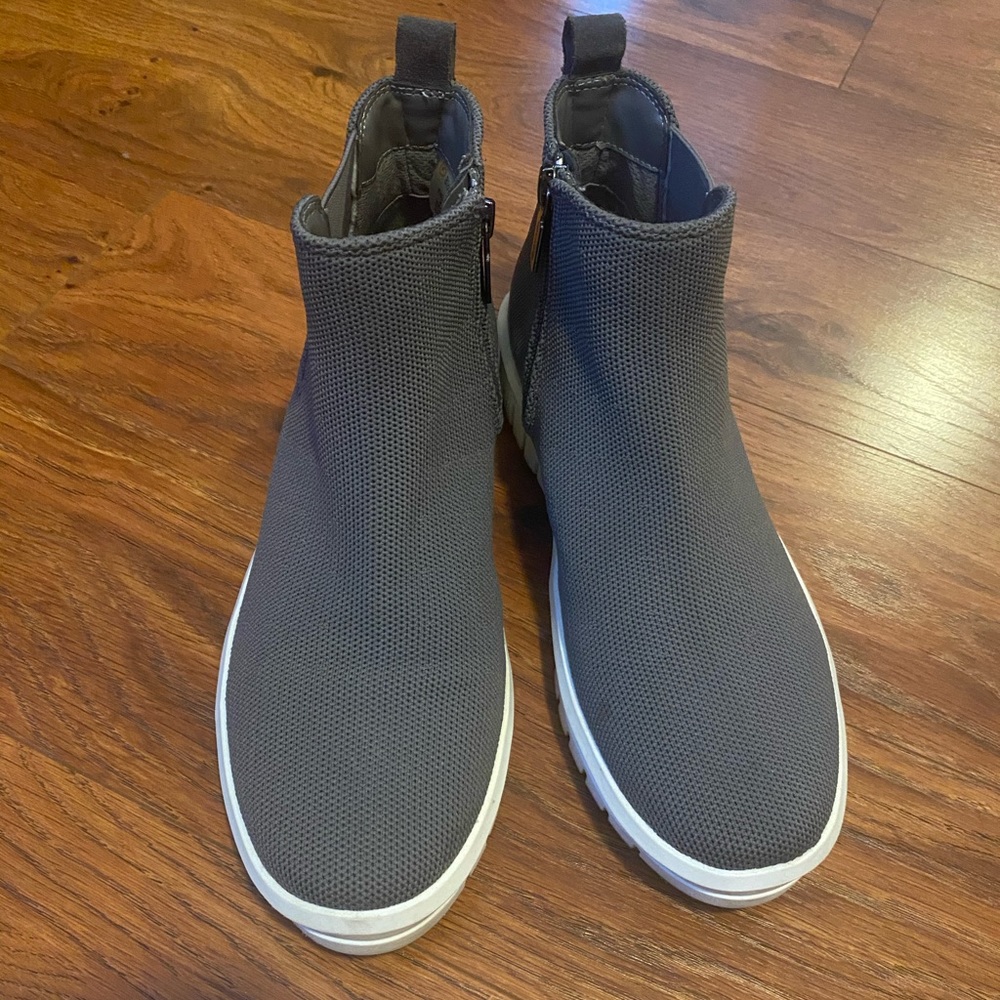 Blondo- waterproof booties size 8